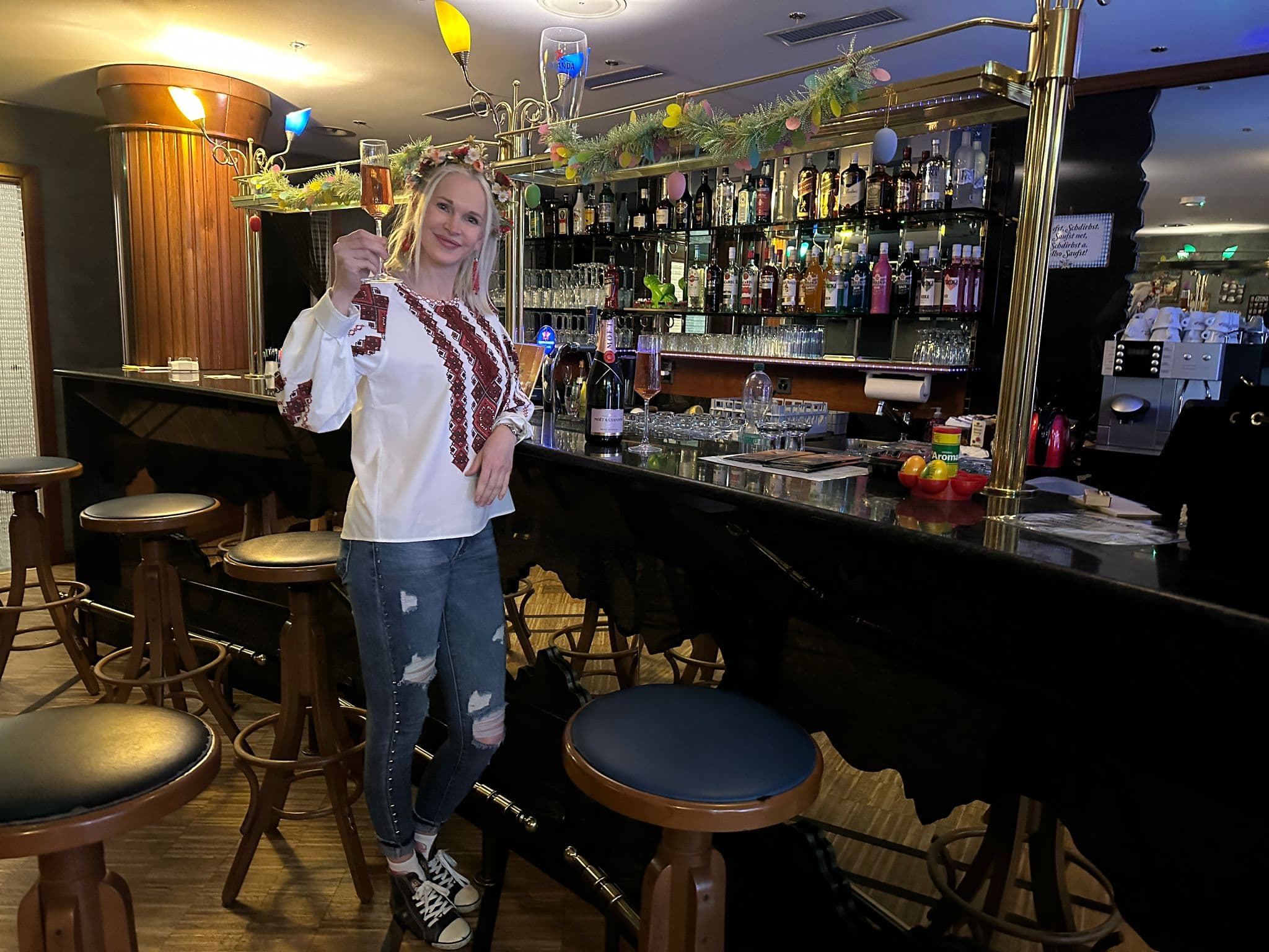 Gastgeberin von Madame Figaro an der Bar